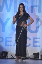 Shazahn Padamsee at Global peac fashion show by Neeta Lulla at Welingkar Institute in Mumbai on 26th Nov 2012 (191).JPG